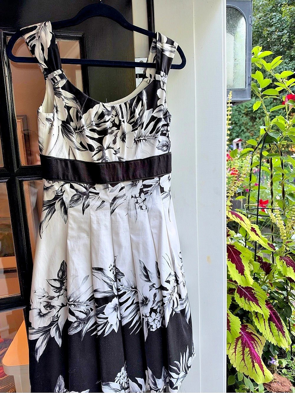 White House Black Market Floral Midi Dress in Black & White Size 6